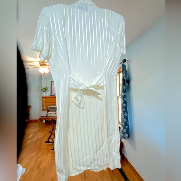 Off white cocktail dress with satin stripes. Size 4/6, no stretch to material. - Picture 3 of 4